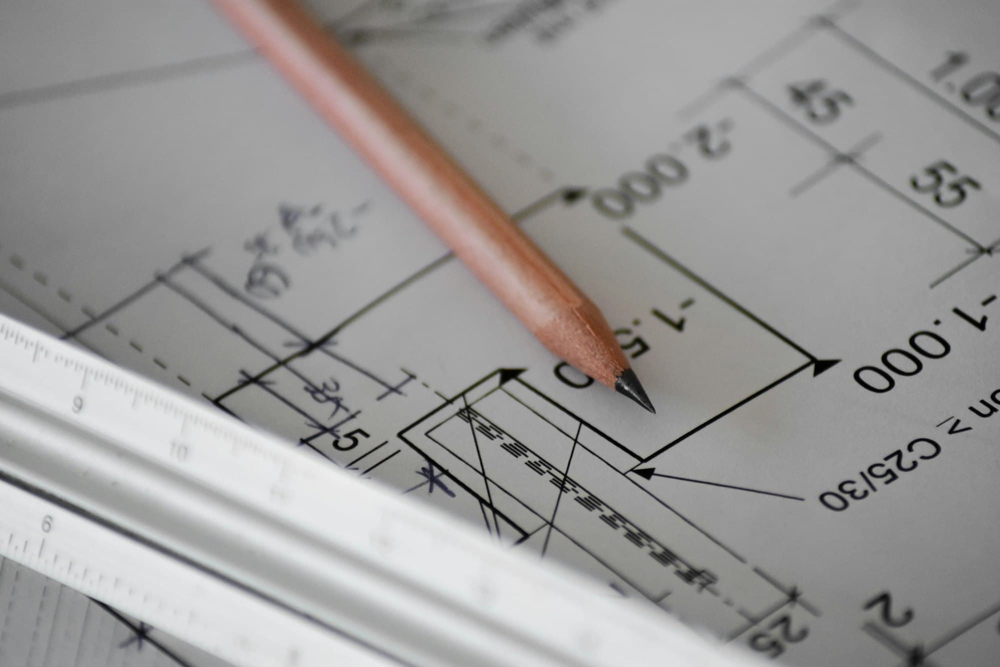 Bauplan mit Bleistift und Maßstab