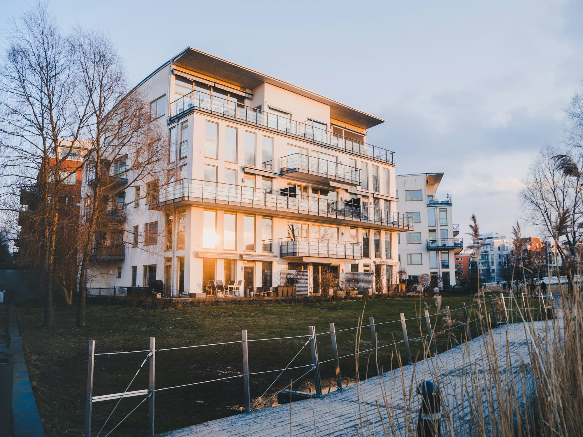 Mehrfamilienhaus mit Balkonen im Abendlicht