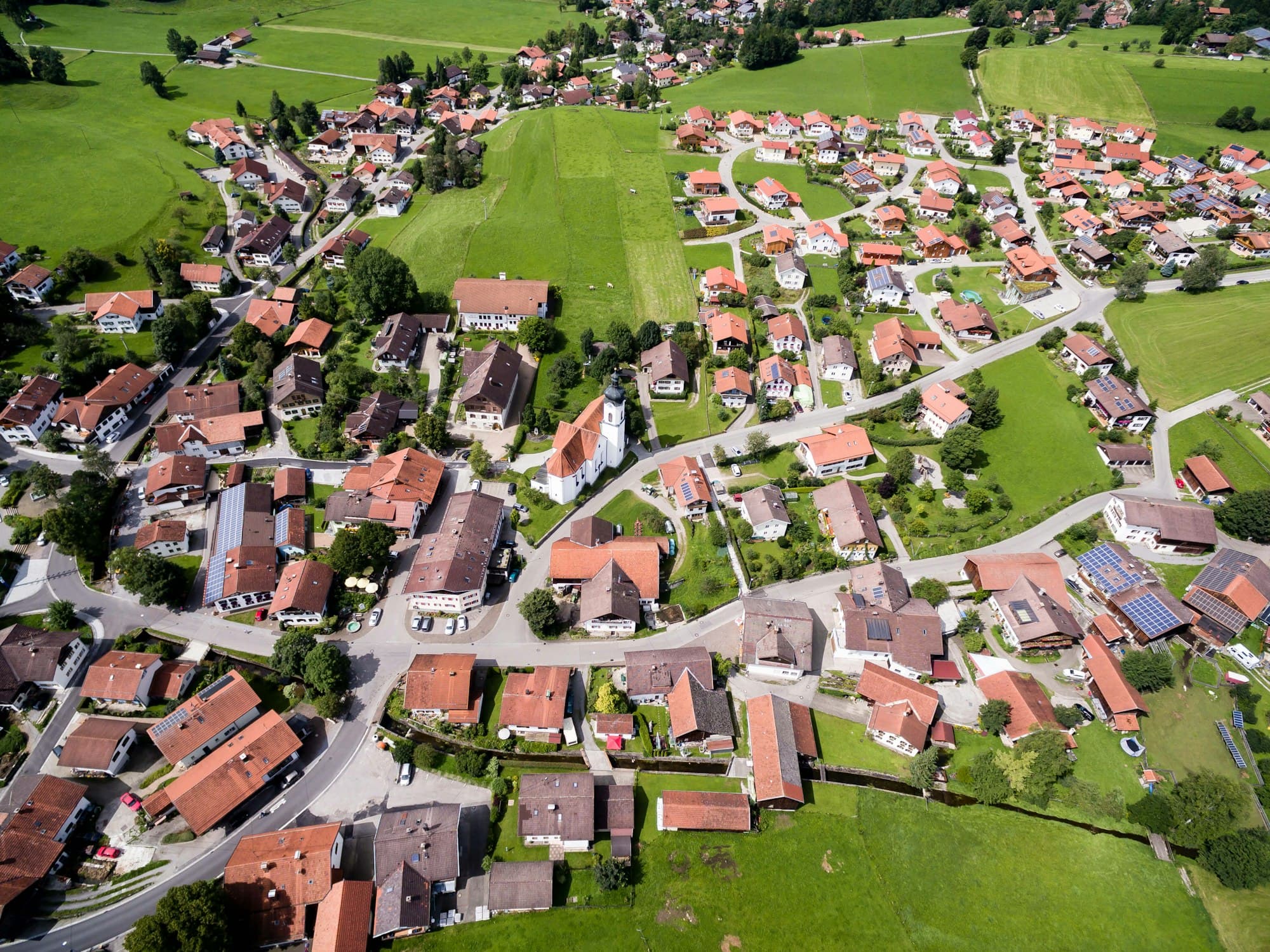 Wohngebiet mit Einfamilienhäusern aus der Luft