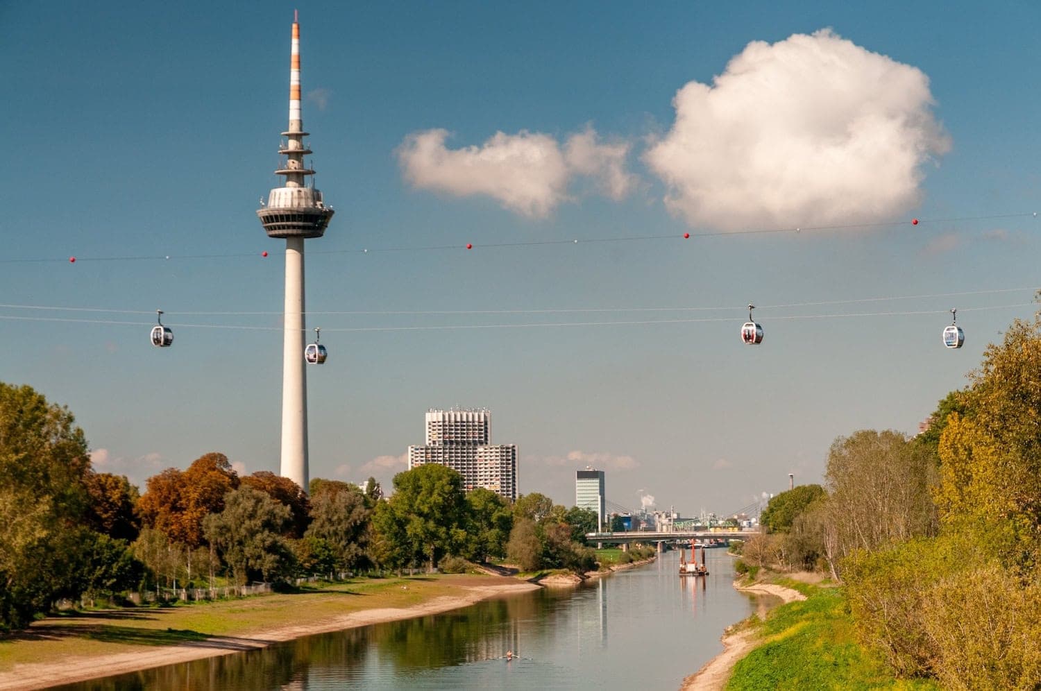 Mannheimer Fernmeldeturm am Neckar mit Seilbahn im Herbst